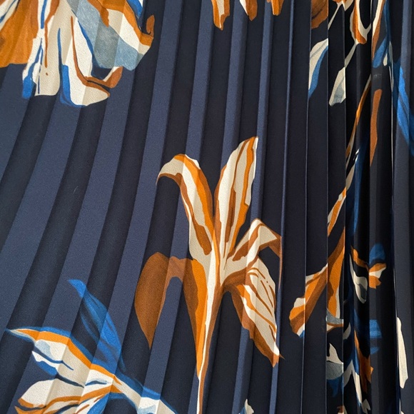 Boss pleated skirt to bring you joy! Size 10 - Picture 3 of 3